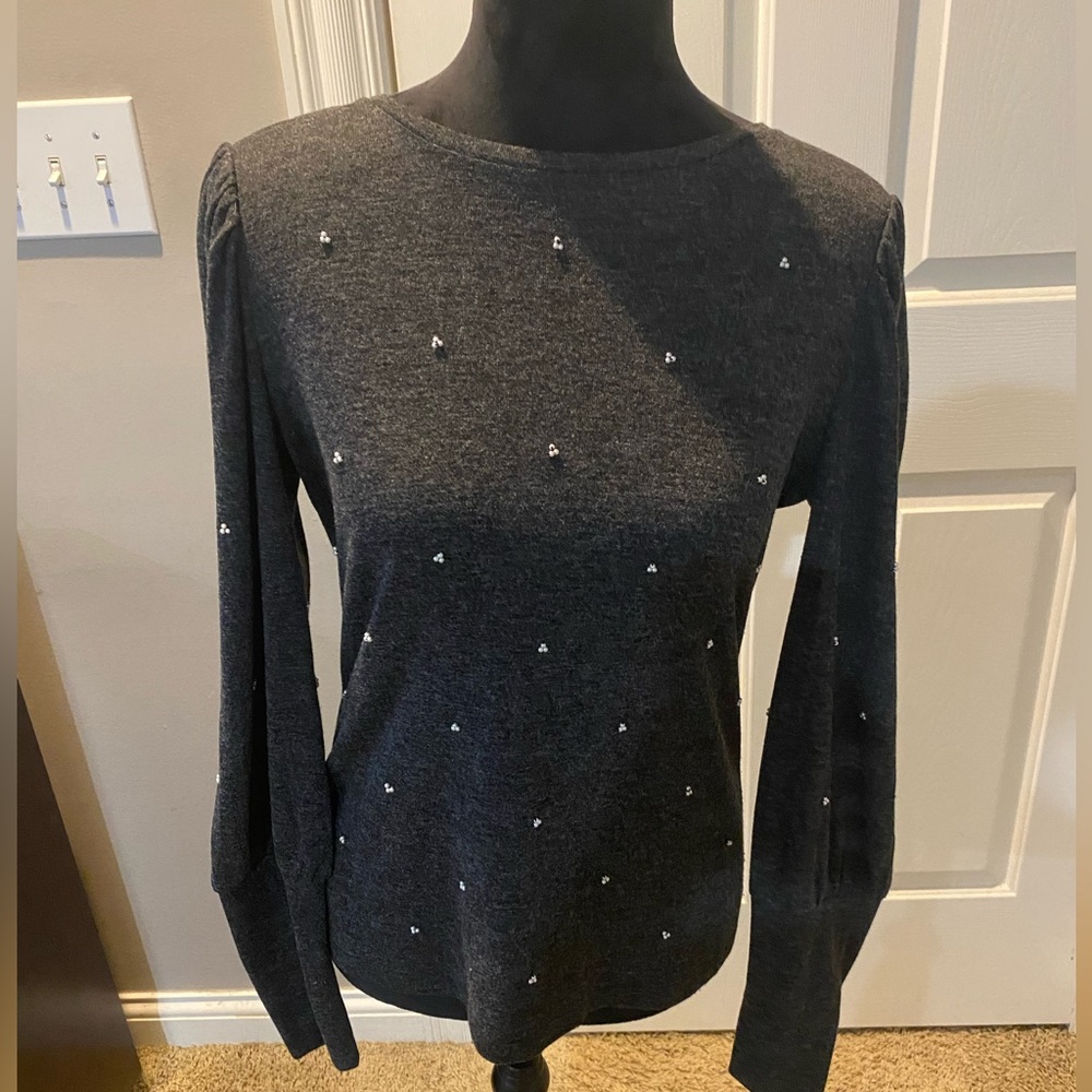 Beautiful light weight Ann Taylor top with small, dainty pearl detail